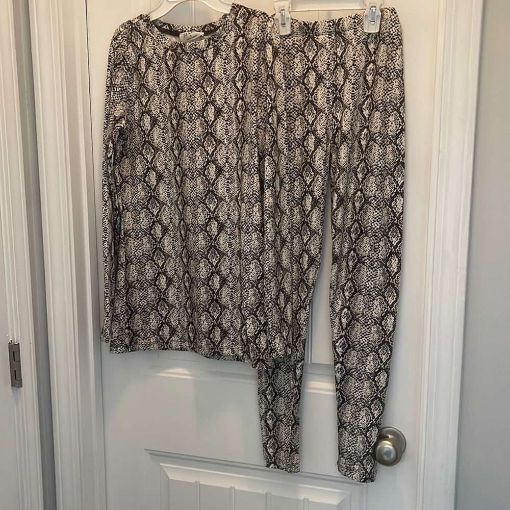 Zenana snakeskin print Microsoft set